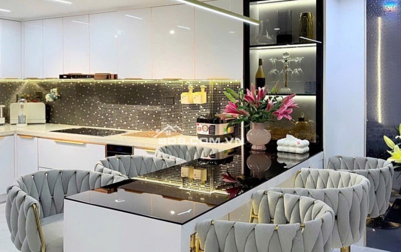 Bán đất tặng nhà 4 tầng gần mặt phố Phú Xá, Phú Thượng, 180m2, MT 10, 23,9 tỷ